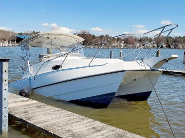 Tekne kayığında batan beyaz katamaran teknesi