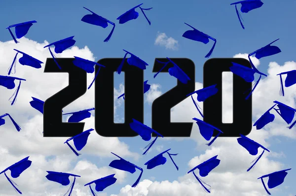 Cappelli Aviotrasportati Blu 2020 Graduazione Con Nappe Estate Cielo Blu — Foto Stock