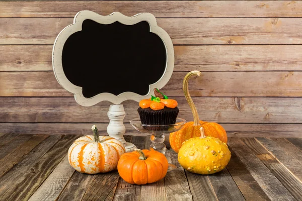 Su kabakları ve kara tahta işaret ile kabak cupcake — Stok fotoğraf
