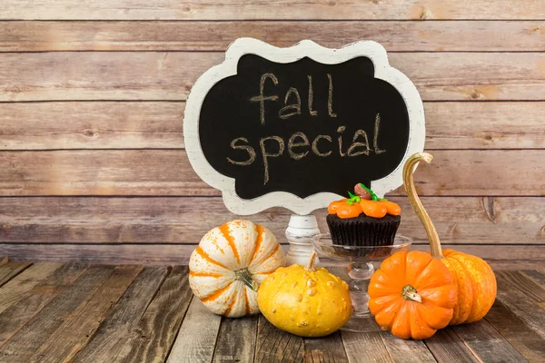 Chalkboard sign with pumpkin muffin and ornamental gourds — Stock Photo, Image