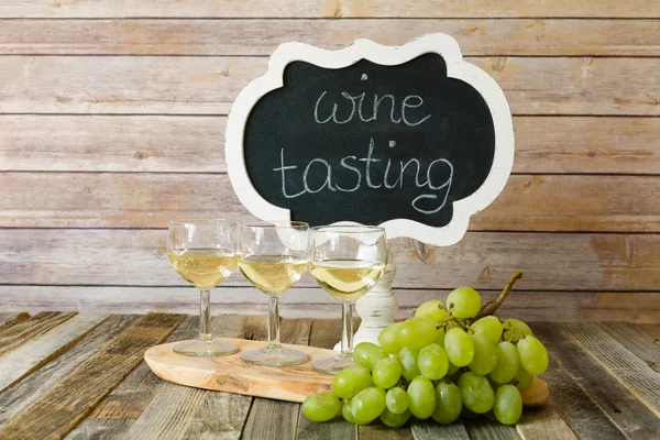 White wine flight with chalkboard sign and grapes — Stock Photo, Image