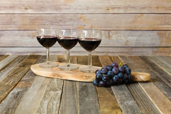 Red wine flight with grapes — Stock Photo, Image