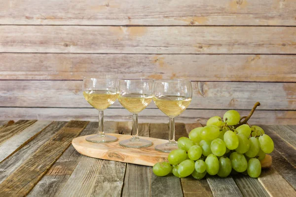 Voo de vinho branco com uvas — Fotografia de Stock