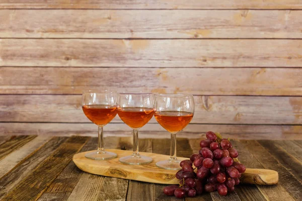 Рожеве вино політ з виноградом — стокове фото