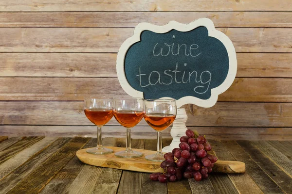 Voo de vinho rosa com placa de quadro e uvas — Fotografia de Stock