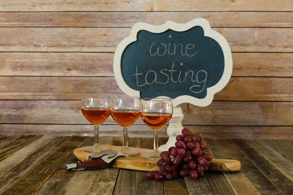 Rose wine flight with chalkboard sign and grapes — Stock Photo, Image