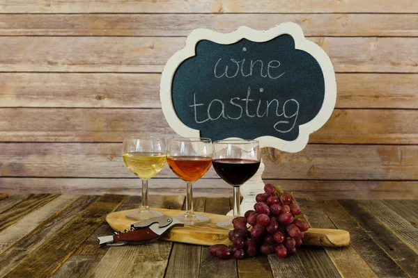 Wine flight with chalkboard sign and grapes — Stock Photo, Image