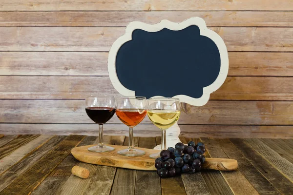 Voo de vinho com placa em branco e uvas — Fotografia de Stock