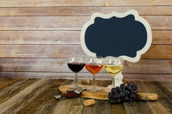 Wine flight with blank chalkboard sign and grapes — Stock Photo, Image