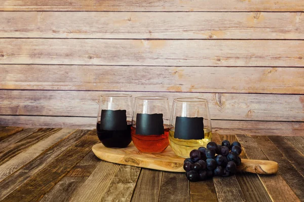 Vuelo de vino de tres colores en vasos de etiqueta de pizarra —  Fotos de Stock