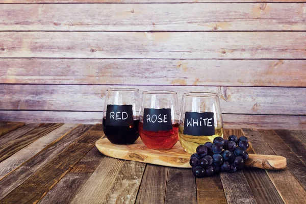 Három szín a címke pohár bor repülés — Stock Fotó