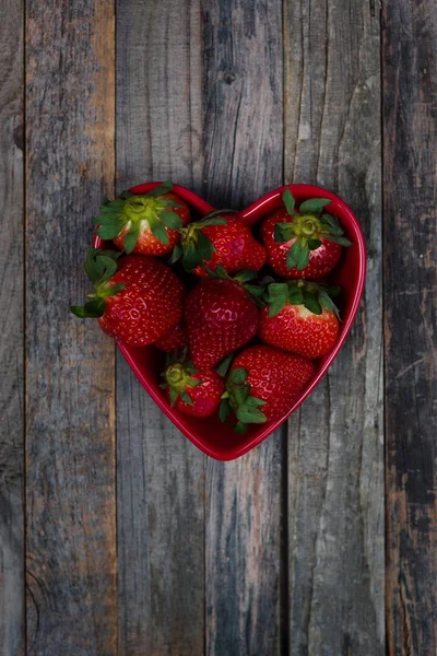 Strawberry hjärtat skål — Stockfoto