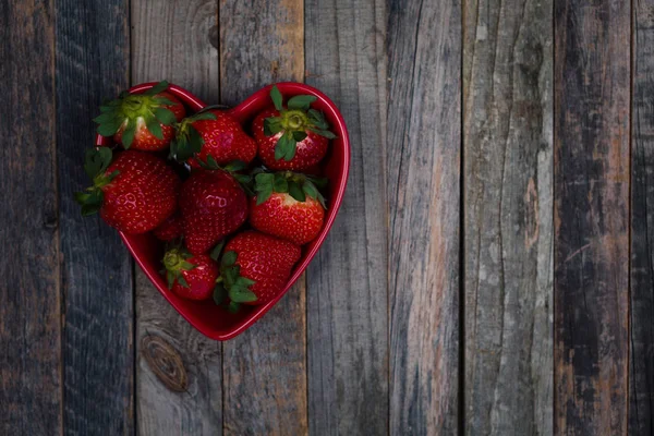 Strawberry hjärtat skål — Stockfoto