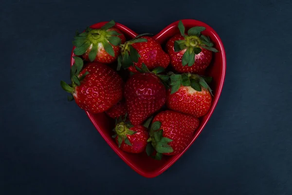 Strawberry hjärtat skål — Stockfoto