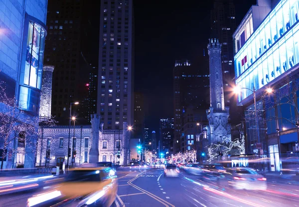 Chicago strada di notte con sentieri leggeri Immagine Stock