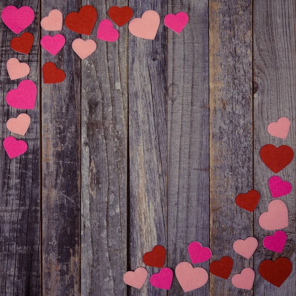 Hjärtformade konfetti på trä bakgrund — Stockfoto