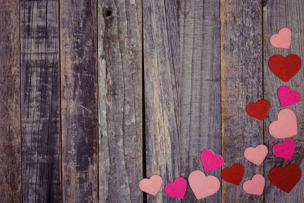 Confiti en forma de corazón sobre fondo de madera —  Fotos de Stock