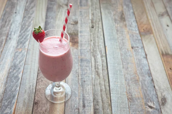 Délicieux smoothie fraise sur fond bois — Photo