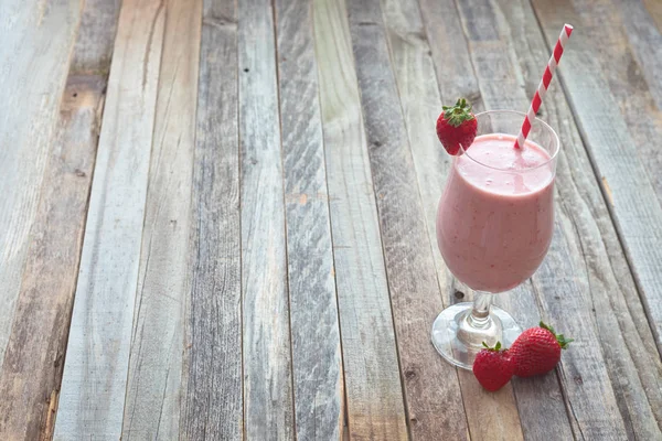 Délicieux smoothie fraise sur fond bois — Photo