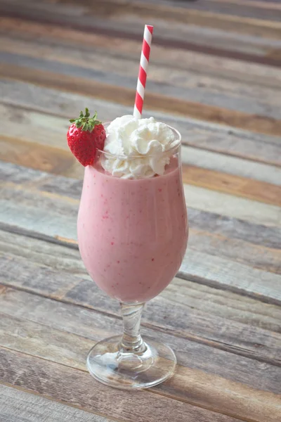 Delicioso smoothie de morango em fundo de madeira — Fotografia de Stock