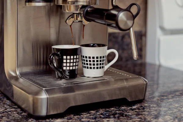 Máquina de café expreso haciendo dos tazas de café —  Fotos de Stock