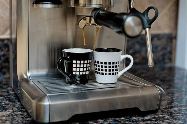 Máquina de café expreso haciendo dos tazas de café — Foto de Stock
