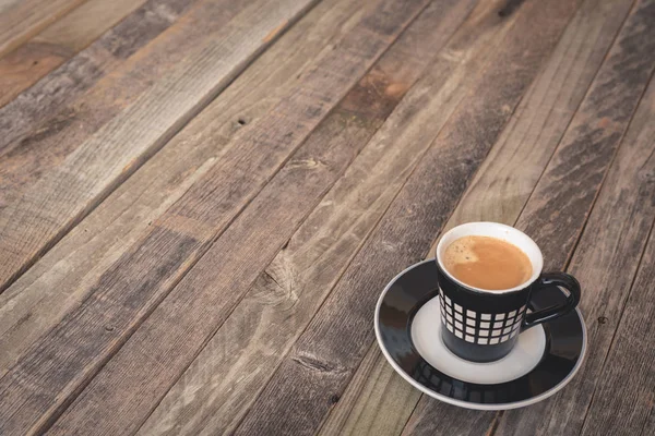 Single small coffee cup on wooden background — Stock Photo, Image