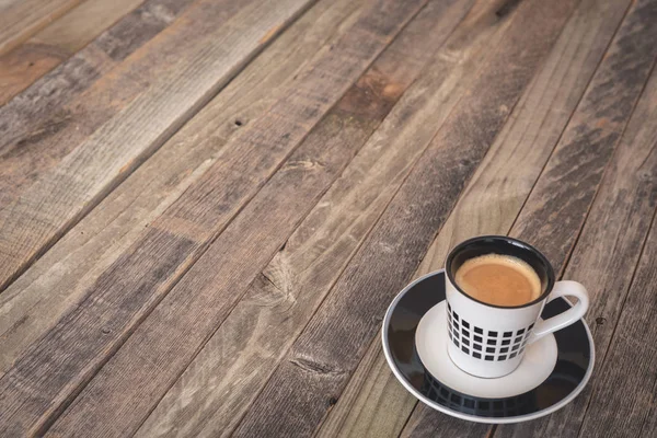 Einzelne kleine Kaffeetasse auf Holzgrund — Stockfoto
