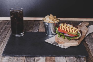 Klasik cips ve sosisli içki koyu arka plan üzerinde.