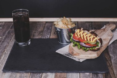 Klasik cips ve sosisli içki koyu arka plan üzerinde. 