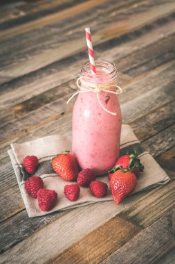 Lezzetli berry yüzlü ahşap arka plan üzerinde