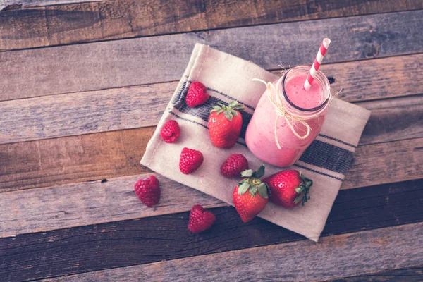 Вкусный ягодный коктейль на деревянном фоне — стоковое фото