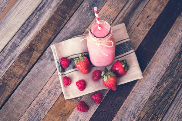 Délicieux smoothie aux baies sur fond en bois — Photo