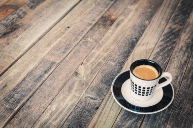 Ahşap arka plan üzerinde tek küçük kahve fincanı