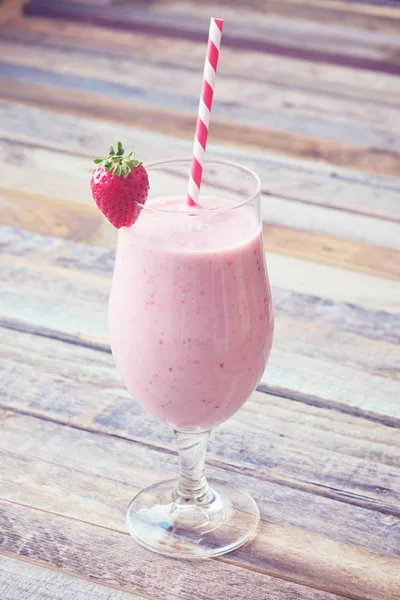 Délicieux smoothie fraise sur fond bois — Photo