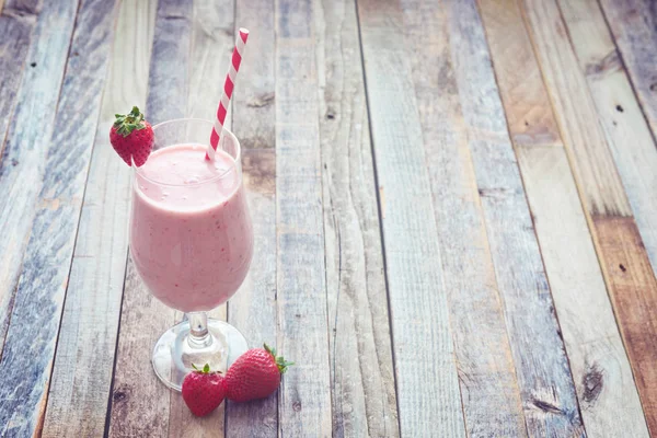 Delicioso batido de fresa sobre fondo de madera — Foto de Stock