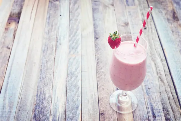 Delicioso batido de fresa sobre fondo de madera — Foto de Stock