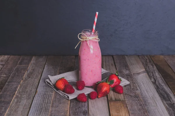 Délicieux smoothie aux baies sur fond en bois — Photo