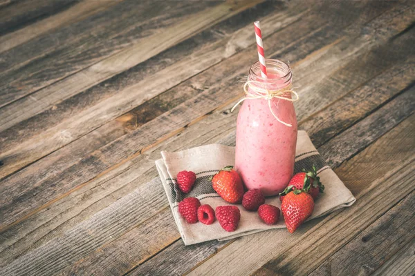 Délicieux smoothie aux baies sur fond en bois — Photo