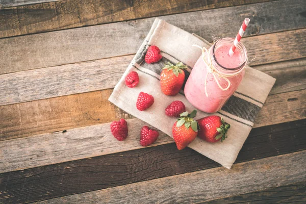 Вкусный ягодный коктейль на деревянном фоне — стоковое фото