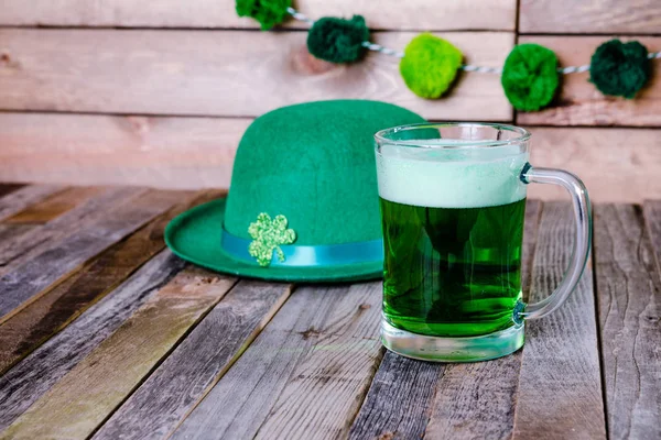 Caneca de cerveja verde com chapéu festivo irlandês — Fotografia de Stock