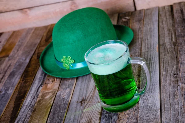 Tazza di birra verde con cappello festivo irlandese — Foto Stock