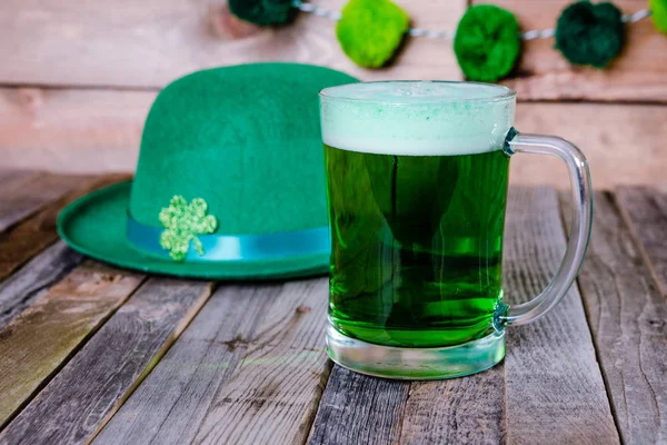 Tasse de bière verte avec chapeau de fête irlandais — Photo