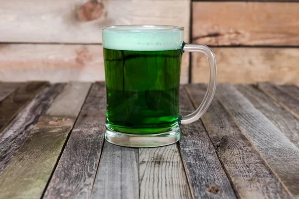 Caneca única de cerveja verde no fundo de madeira — Fotografia de Stock