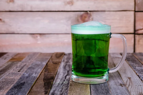 Caneca única de cerveja verde no fundo de madeira — Fotografia de Stock