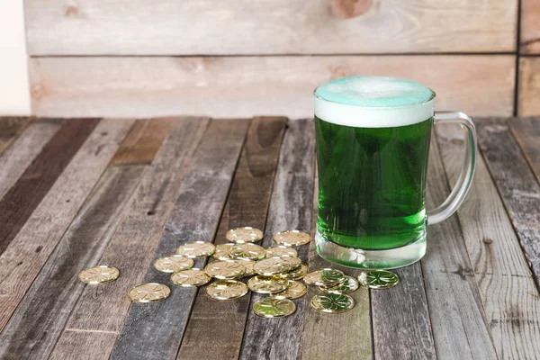 Caneca de São Patrício de cerveja verde moedas de ouro — Fotografia de Stock