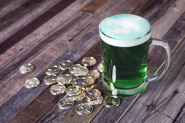 St. Patrick s mugg grön öl gyllene mynt — Stockfoto