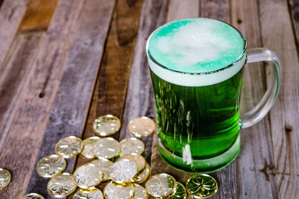 St. Patrick s mugg grön öl gyllene mynt — Stockfoto