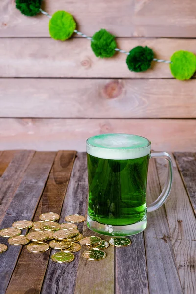 St. Patrick mbH s tazza di birra verde monete d'oro — Foto Stock