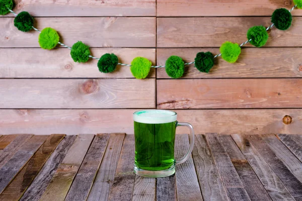 St. Patrick s hrnek zeleného piva na dřevěné pozadí — Stock fotografie